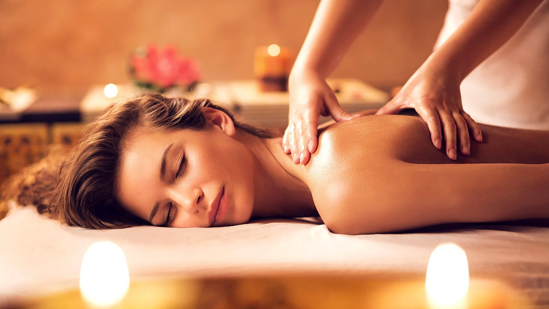 Una cliente recibiendo los beneficios del masaje erótico para mujeres