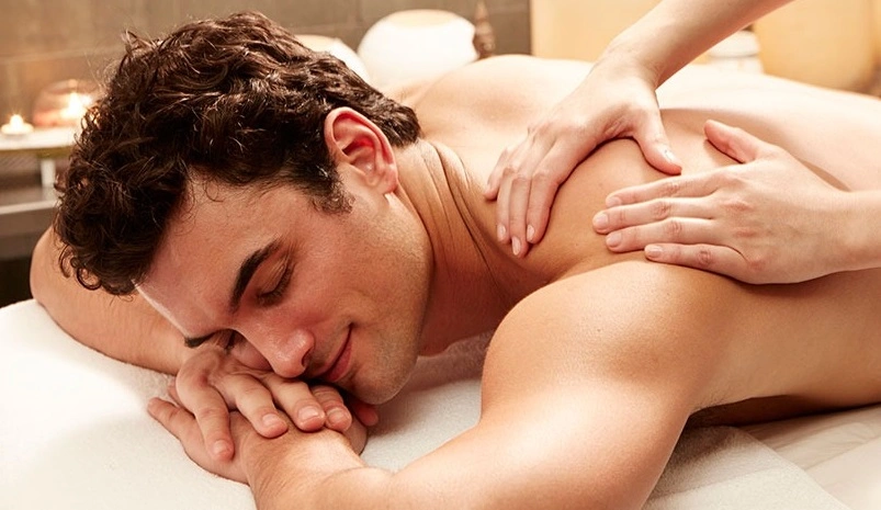 Persona recibiendo los efectos positivos de un masaje erótico