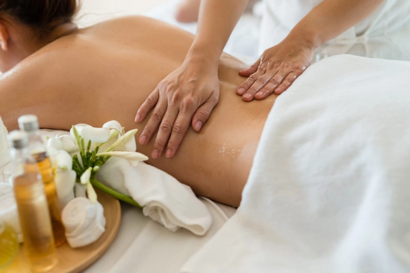La imagen contiene a una mujer recibiendo masaje erótico con la mejor guía.