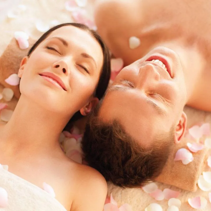 Relación de hombre y mujer en una sesión de masaje erótico para parejas