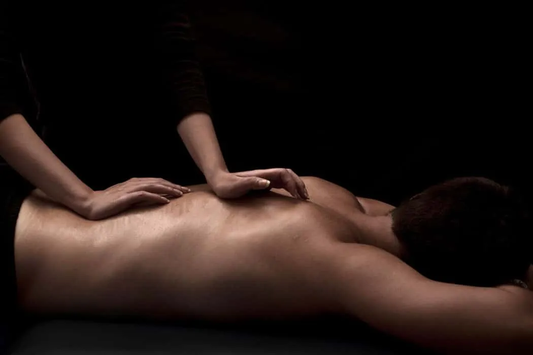 Hombre disfruta sin tabú de un masaje erótico