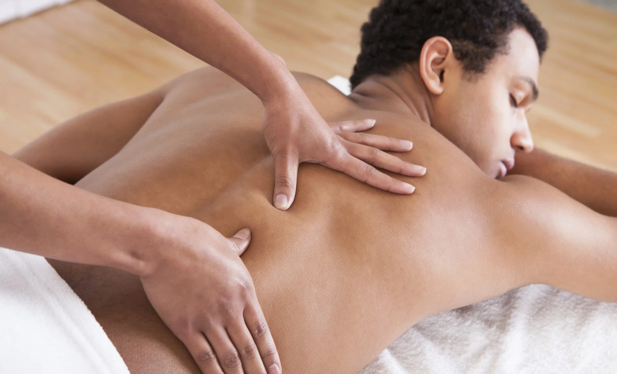 Cliente recibiendo masaje tántrico para llevar una vida más lenta