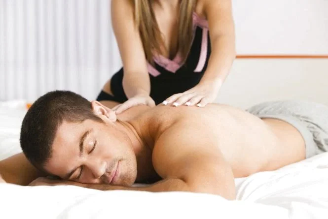 Hombre cumpliendo capricho de un masaje erótico
