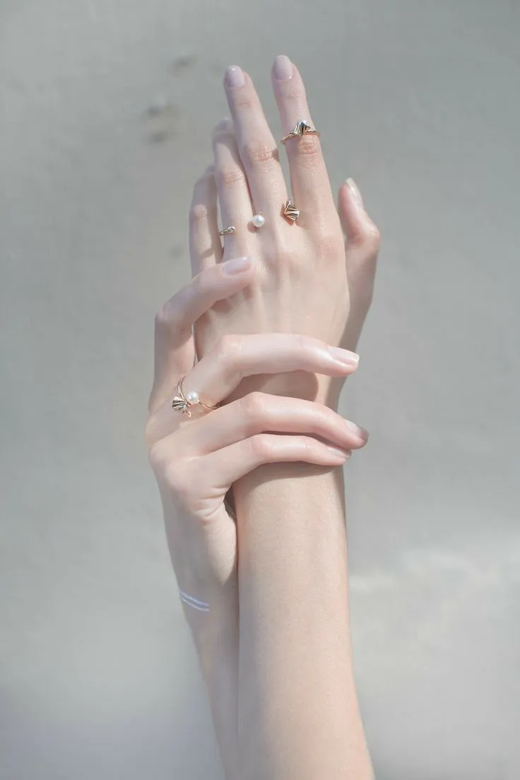 Manos blancas con anillos