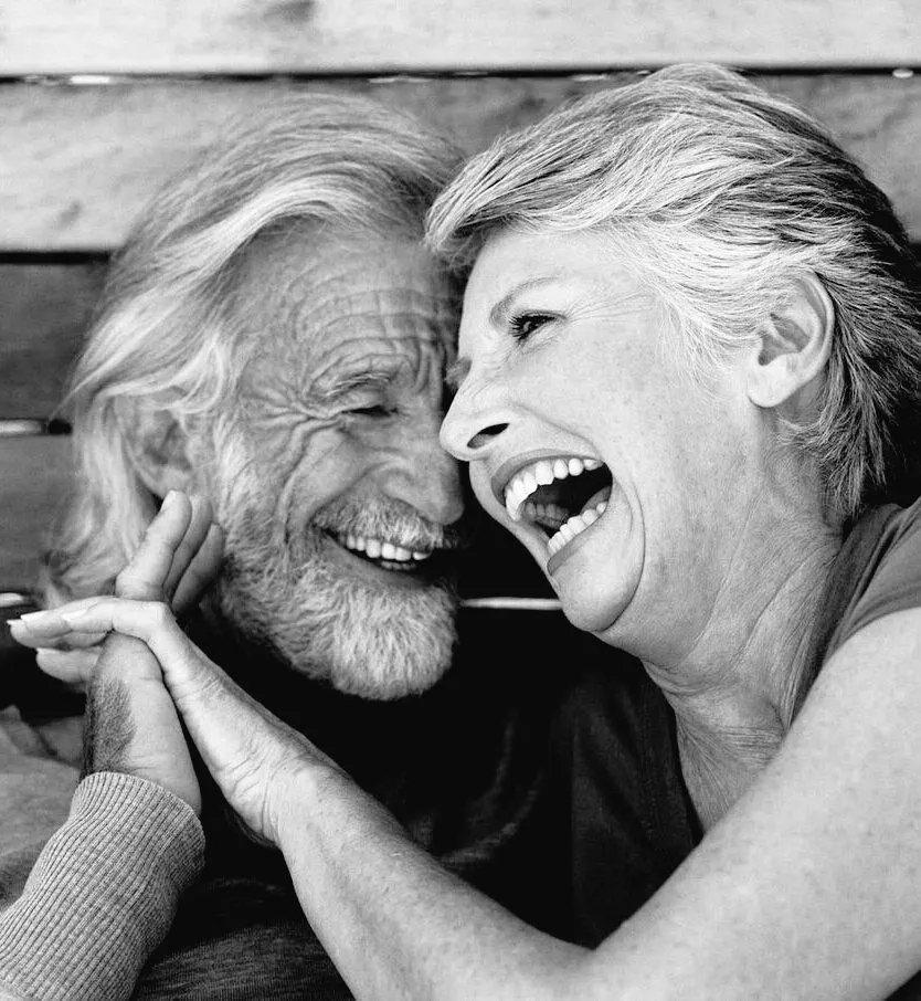 Dos personas mayores riendo