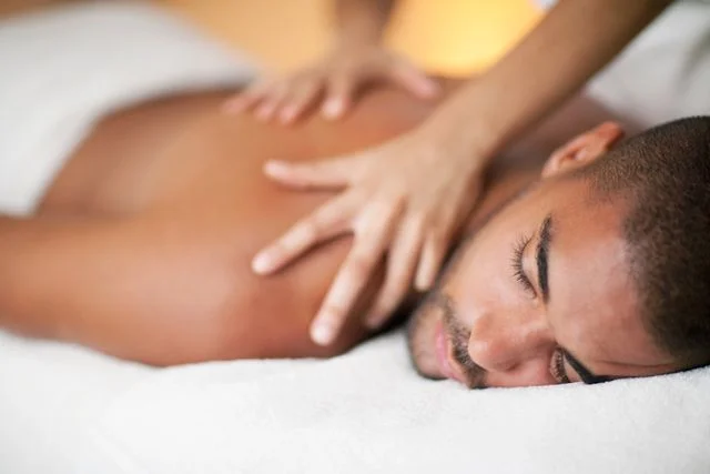 Hombre relajándose con el masaje de una masajista
