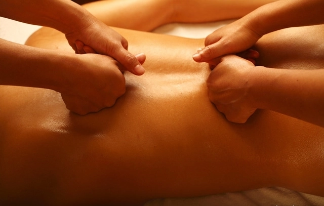 la imagen contiene a un cliente recibiendo un masaje erótico a 4 manos especialmente para hombres.