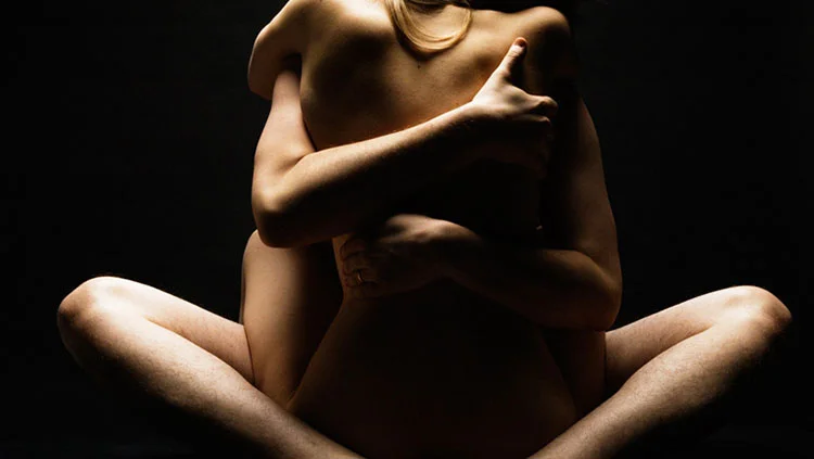 En pareja probando masaje erótico