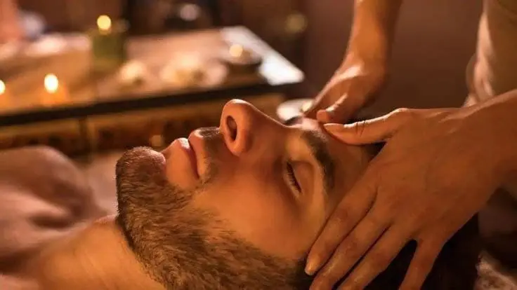 Hombre recibiendo masaje erótico en la cara