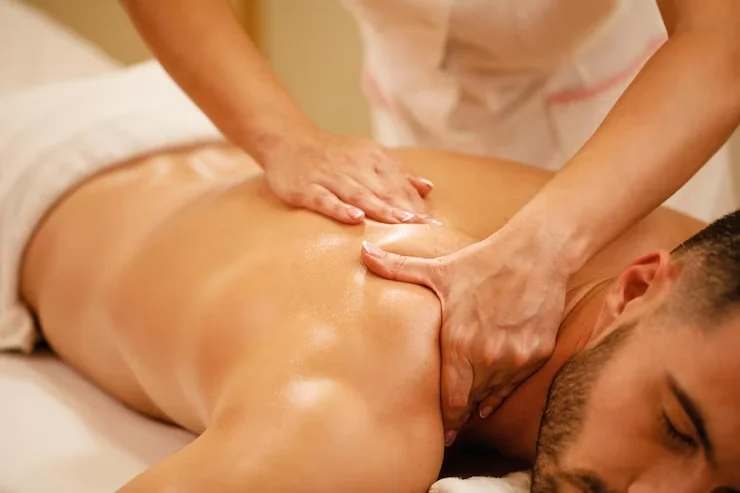 Hombre masaje en la espalda en primer plano