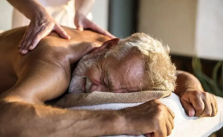 Hombre mayor recibiendo masaje