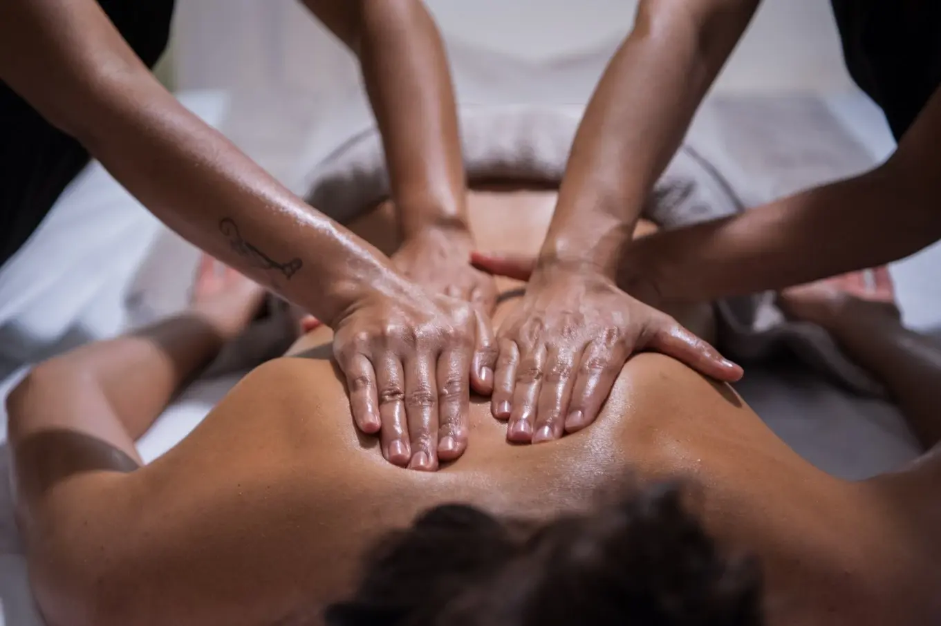 Recibiendo masaje erótico doble especial para hombres