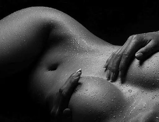 Mujer sensual con gotas de agua en su cuerpo