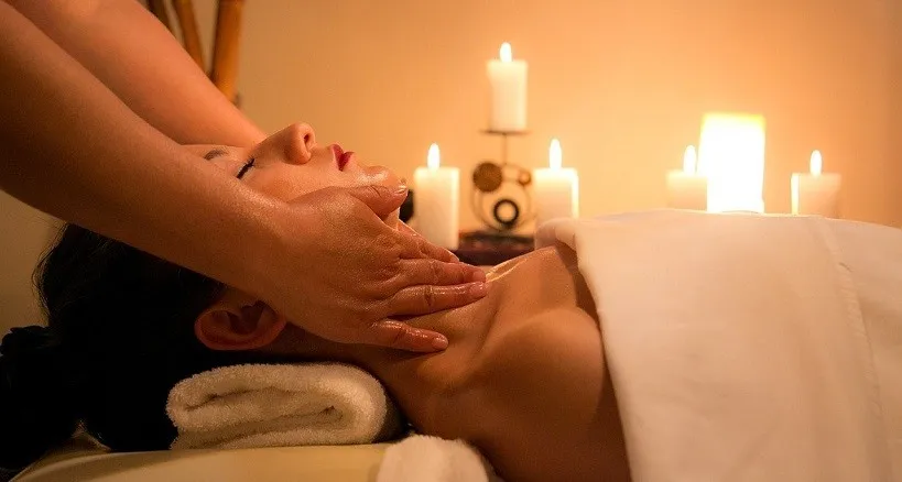 Mujer se hace un masaje erótico para olvidar la monotonía