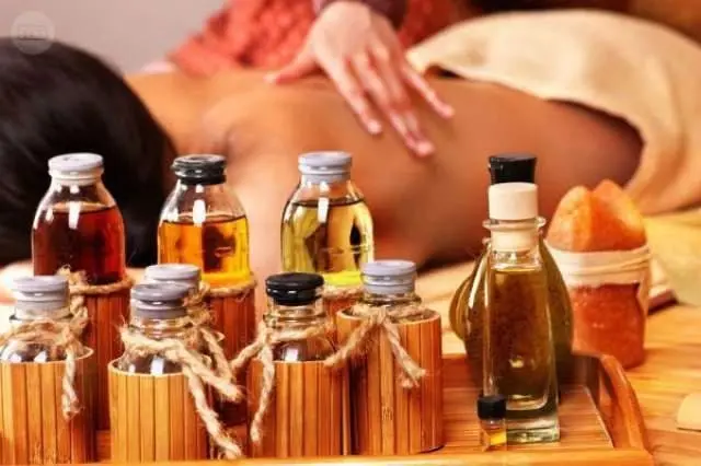 Persona en una sesión de masajes probando un masaje erótico perfecto