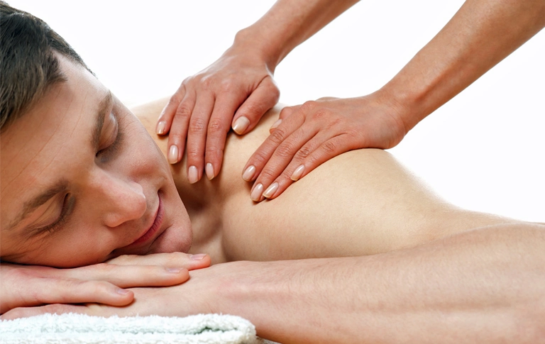 Cliente relajado recibiendo masaje