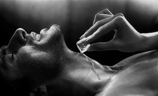Roce de cubo de hielo por el cuello de un hombre en un masaje