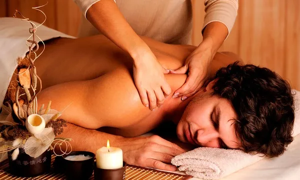 Hombre satisfaciendo ganas de un masaje erótico