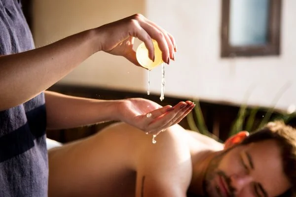Cliente recibiendo los beneficios de una masaje sensual