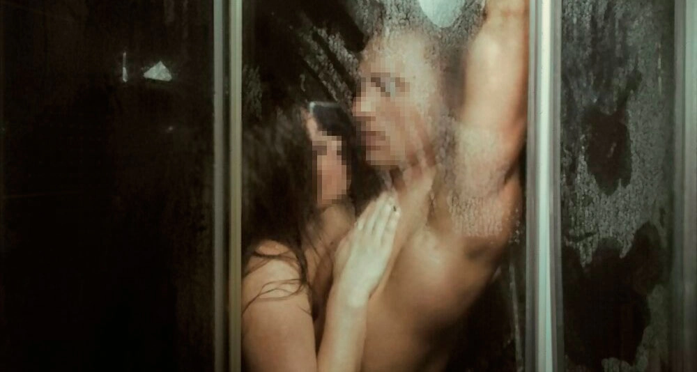 Hombre y mujer en una ducha erótica